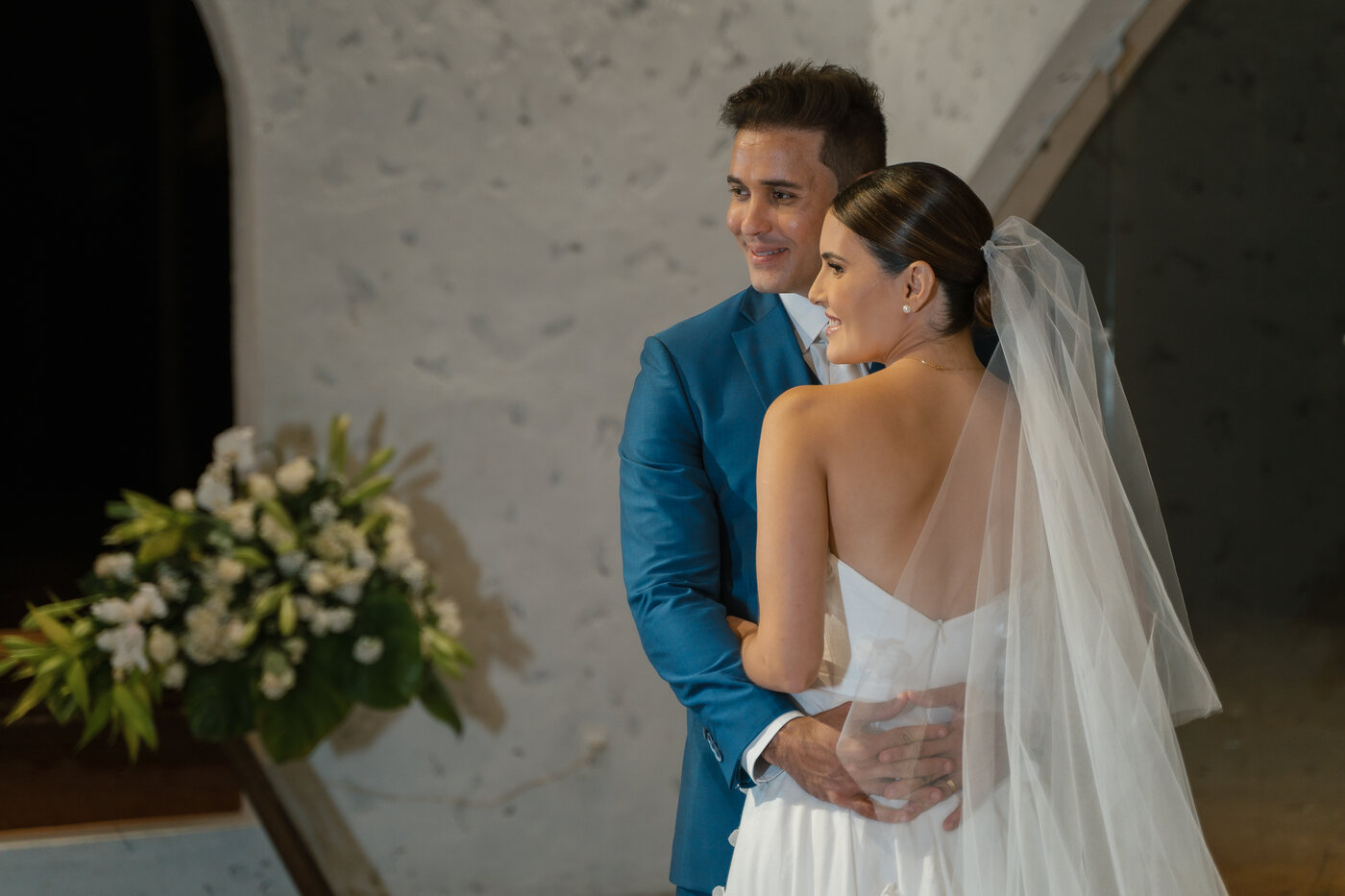 Thalita e Léo Medina abraçados no dia do próprio casamento.