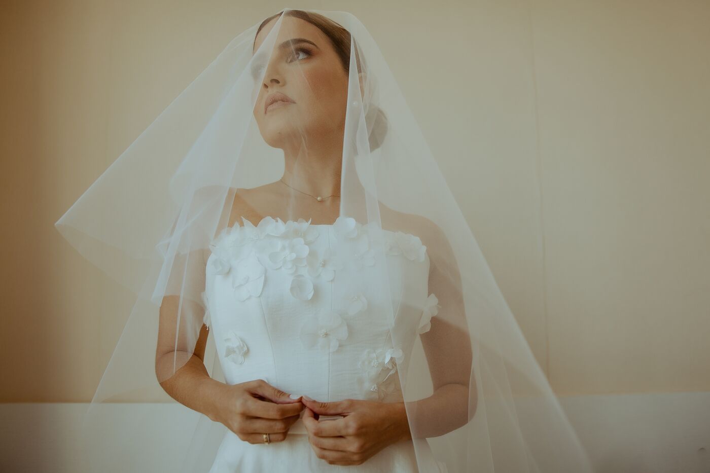 Thalita, de véu, à espera da cerimônia no dia do próprio casamento.